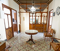 Casa tradicional señorial andaluza con jardín y porches